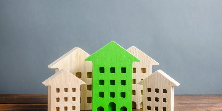 Immagine dell'articolo: <span>La direttiva UE che incentiva il passaggio di classe energetica degli immobili residenziali e le ripercussioni sul mercato immobiliare italiano</span>
